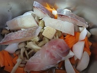 白身魚のスープ煮・水と固形スープの素を加える.JPG