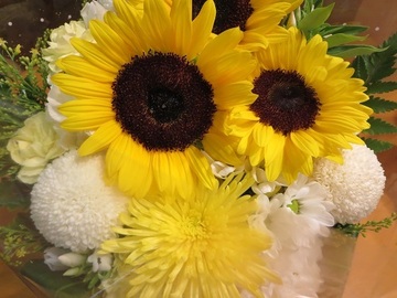 お盆にひまわりアレンジの供花を義母のために｜【楽天】Flower Kitchen JIYUGAOKA