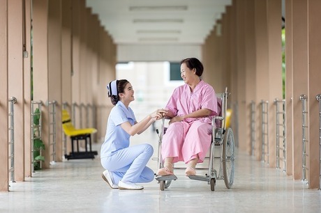 介護施設入居中の高齢者の入院｜退院後も施設に戻れる？