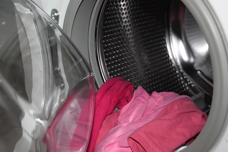 ダウンジャケットを家庭の洗濯機で洗うメリットとデメリット