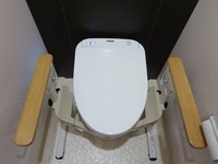トイレ用フレームを設置したトイレ.JPG