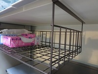 キッチン吊り戸棚下の空きスペースを収納に有効活用｜スライドバスケットと伸縮式トースターラック